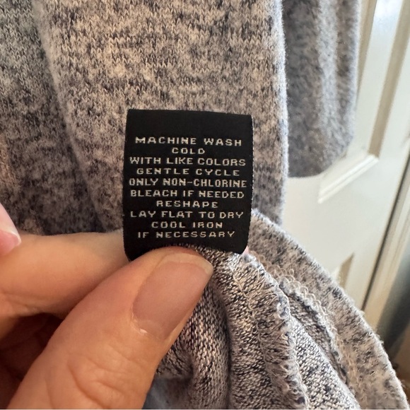 Verve Ami Women's Gray Long Sleeve  Top SZ 1X with Shoulder Buckle Detail - Picture 6 of 9